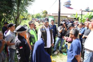 Wali Kota Padang  Fadly Amran,  tinjau langsung pelaksanaan gotong royong (goro) di Jalan Maransi Indah, Kelurahan Dadok Tunggul Hitam, Kecamatan Koto Tangah, Minggu (11/1).(Foto:Ist)