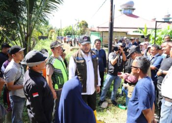 Wali Kota Padang Fadly Amran, tinjau langsung pelaksanaan gotong royong (goro) di Jalan Maransi Indah, Kelurahan Dadok Tunggul Hitam, Kecamatan Koto Tangah, Minggu (11/1).(Foto:Ist)