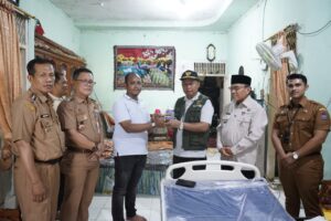 Wakil Wali Kota Padang Maigus Nasir, mengunjungi warga lanjut usia, Yarni (62), yang tengah menderita sakit komplikasi di Kelurahan Parupuak Tabiang, Kecamatan Koto Tangah, Senin (12/1).(Foto:Ist)