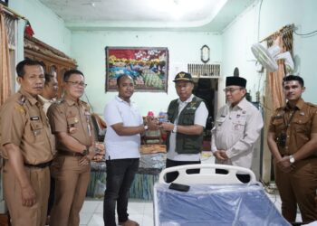 Wakil Wali Kota Padang Maigus Nasir, mengunjungi warga lanjut usia, Yarni (62), yang tengah menderita sakit komplikasi di Kelurahan Parupuak Tabiang, Kecamatan Koto Tangah, Senin (12/1).(Foto:Ist)