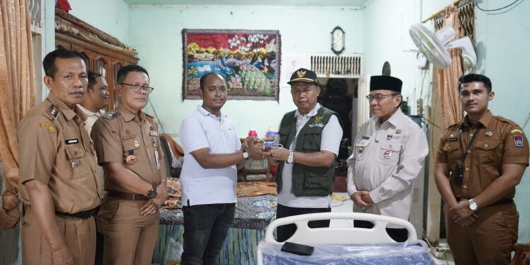 Wakil Wali Kota Padang Maigus Nasir, mengunjungi warga lanjut usia, Yarni (62), yang tengah menderita sakit komplikasi di Kelurahan Parupuak Tabiang, Kecamatan Koto Tangah, Senin (12/1).(Foto:Ist)