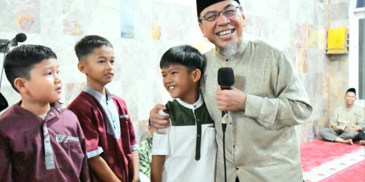 Wakil Wali Kota Padang Maigus Nasir, berikan tausiah dalam kegiatan tabligh akbar peringatan Isra’ Mi’raj Nabi Muhammad SAW 1447 Hijriah, di Masjid Raya Nagari Nanggalo Surau Gadang, Kecamatan Nanggalo, Selasa (13/1).(Foto:Ist)