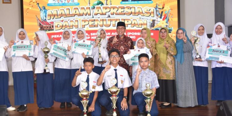 Wakil Wali Kota Padang Maigus Nasir secara resmi, menutup Pekan Olahraga, Seni, dan Agama (PORSEMA) II, yang digelar oleh Musyawarah Kelompok Kerja Kepala Sekolah (MKKS) SMP Negeri Kota Padang di Gedung Bagindo Aziz Chan Youth Center, Rabu (14/1).(Foto:Ist)