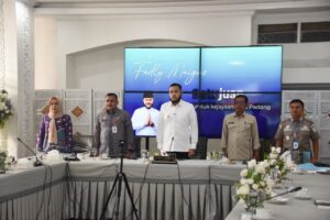 Wali Kota Padang Fadly Amran mengikuti,  Rapat Koordinasi (Rakor) Tim Satuan Tugas (Satgas) Percepatan Rehabilitasi dan Rekonstruksi (Rehab-Rekon) Pascabencana Sumatera secara daring dari Rumah Dinas Wali Kota Padang, Kamis (15/1).(Foto: Ist)