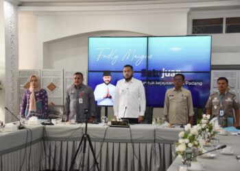 Wali Kota Padang Fadly Amran mengikuti, Rapat Koordinasi (Rakor) Tim Satuan Tugas (Satgas) Percepatan Rehabilitasi dan Rekonstruksi (Rehab-Rekon) Pascabencana Sumatera secara daring dari Rumah Dinas Wali Kota Padang, Kamis (15/1).(Foto: Ist)