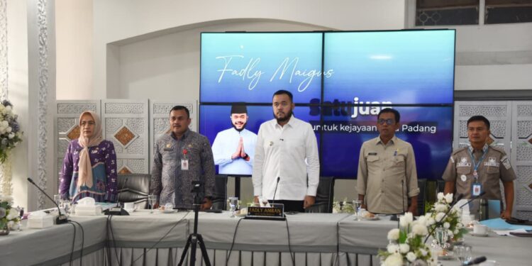 Wali Kota Padang Fadly Amran mengikuti, Rapat Koordinasi (Rakor) Tim Satuan Tugas (Satgas) Percepatan Rehabilitasi dan Rekonstruksi (Rehab-Rekon) Pascabencana Sumatera secara daring dari Rumah Dinas Wali Kota Padang, Kamis (15/1).(Foto: Ist)