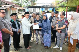 Wakil Wali Kota Padang Maigus Nasir, menyalurkan Bantuan Sosial Tidak Terencana (BSTT) kepada korban kebakaran di Jalan Pulai Jati Kampung Pinang, RT 01 RW 08, Kelurahan Jati, Kecamatan Padang Timur, Jumat (16/1).(Foto: Ist)