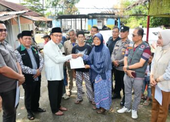 Wakil Wali Kota Padang Maigus Nasir, menyalurkan Bantuan Sosial Tidak Terencana (BSTT) kepada korban kebakaran di Jalan Pulai Jati Kampung Pinang, RT 01 RW 08, Kelurahan Jati, Kecamatan Padang Timur, Jumat (16/1).(Foto: Ist)