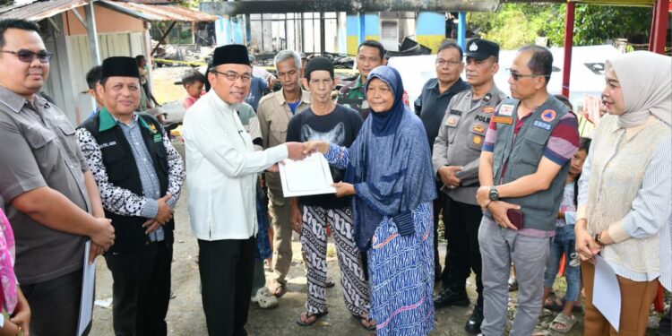 Wakil Wali Kota Padang Maigus Nasir, menyalurkan Bantuan Sosial Tidak Terencana (BSTT) kepada korban kebakaran di Jalan Pulai Jati Kampung Pinang, RT 01 RW 08, Kelurahan Jati, Kecamatan Padang Timur, Jumat (16/1).(Foto: Ist)