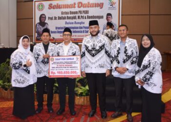 Pemerintah Kota (Pemko) Padang menerima, Donasi Tanggap Bencana dari Pengurus Besar Persatuan Guru Republik Indonesia (PB PGRI), dalam Orientasi Kepemimpinan dan Penyerahan Donasi Anggota PGRI se-Indonesia di Sumatera Barat, di Hotel Truntum Padang, Sabtu malam (17/1).(Foto: Ist)