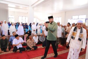 Wali Kota Padang Fadly Amran, bersama Wakil Wali Kota Padang  Maigus Nasir,  hadiri peringatan Isra’ Mi’raj Nabi Muhammad SAW 1447 Hijriah yang digelar di Pondok Pesantren Darul Ulum, Kelurahan Lubuk Minturun, Kecamatan Koto Tangah, Minggu (18/1).(Foto:Ist)