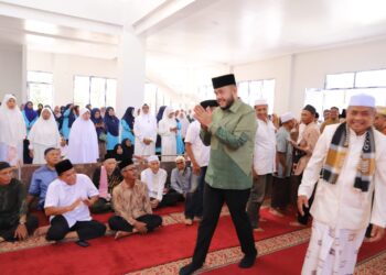 Wali Kota Padang Fadly Amran, bersama Wakil Wali Kota Padang Maigus Nasir, hadiri peringatan Isra’ Mi’raj Nabi Muhammad SAW 1447 Hijriah yang digelar di Pondok Pesantren Darul Ulum, Kelurahan Lubuk Minturun, Kecamatan Koto Tangah, Minggu (18/1).(Foto:Ist)