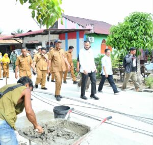 Wali Kota Padang Fadly Amran, meninjau langsung progres penataan kawasan permukiman kumuh di RW 03 Pasir Sebelah, Kelurahan Pasia Nan Tigo, Kecamatan Koto Tangah, Senin (19/1). (Foto:Ist)