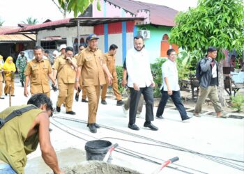 Wali Kota Padang Fadly Amran, meninjau langsung progres penataan kawasan permukiman kumuh di RW 03 Pasir Sebelah, Kelurahan Pasia Nan Tigo, Kecamatan Koto Tangah, Senin (19/1). (Foto:Ist)