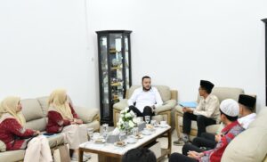 Komitmen disampaikan Wali Kota Padang Fadly Amran, saat menerima audiensi Kepala Kantor Kementerian Haji dan Umrah Kota Padang, Zulfahmi, di Kediaman Resmi Wali Kota, Rabu (21/1).(Foto:Ist)