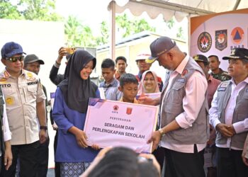 Gubernur Sumbar Dampingi Menko PMK Resmikan Huntara