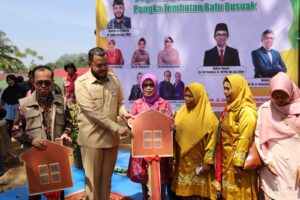 Wali Kota Padang Fadly Amran, hadiri peresmian sekaligus penyerahan kunci Hunian Sementara Sehat dan Layak (HUNSELA) bagi warga terdampak banjir bandang di Kampung Talang, Kelurahan Kapalo Koto, Kecamatan Pauh, Senin (26/1/2026).