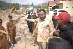 Wali Kota Padang Fadly Amran meninjau pengerjaan pengerukan sedimen di kawasan Bendungan Gunung Nago, Kecamatan Pauh, Senin (26/1/2026).
