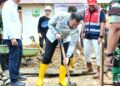 Wali Kota Padang Fadly Amran, meletakkan batu pertama pembangunan hunian tetap (Huntap) bagi penyintas banjir bandang di Kawasan Kampung Talang, Kelurahan Kapalo Koto, Kecamatan Pauh, Kamis (29/1/2026).(Foto:Ist)