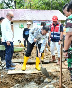 Wali Kota Padang Fadly Amran, meletakkan batu pertama pembangunan hunian tetap (Huntap) bagi penyintas banjir bandang di Kawasan Kampung Talang, Kelurahan Kapalo Koto, Kecamatan Pauh, Kamis (29/1/2026).(Foto:Ist)