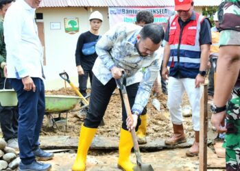 Wali Kota Padang Fadly Amran, meletakkan batu pertama pembangunan hunian tetap (Huntap) bagi penyintas banjir bandang di Kawasan Kampung Talang, Kelurahan Kapalo Koto, Kecamatan Pauh, Kamis (29/1/2026).(Foto:Ist)