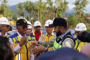 Wali Kota Padang Fadly Amran dampingi Menteri Pekerjaan Umum dan Perumahan Rakyat (PUPR) Dody Hanggodo meninjau lokasi terdampak bencana banjir di Bendungan Koto Tuo, Kelurahan Balai Gadang, Kecamatan Koto Tangah, Kamis (29/1/2026).(Foto:Ist)