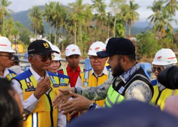 Wali Kota Padang Fadly Amran dampingi Menteri Pekerjaan Umum dan Perumahan Rakyat (PUPR) Dody Hanggodo meninjau lokasi terdampak bencana banjir di Bendungan Koto Tuo, Kelurahan Balai Gadang, Kecamatan Koto Tangah, Kamis (29/1/2026).(Foto:Ist)