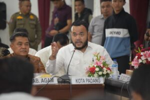 Wali Kota Padang Fadly Amran menghadiri, Rapat Koordinasi (Rakor) Percepatan Penanganan Pascabencana Hidrometeorologi di Wilayah Sumatera Barat (Sumbar) yang digelar di Auditorium Gubernur Sumbar, Jumat malam (30/1/2026).(Foto: Ist)