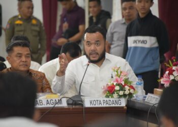 Wali Kota Padang Fadly Amran menghadiri, Rapat Koordinasi (Rakor) Percepatan Penanganan Pascabencana Hidrometeorologi di Wilayah Sumatera Barat (Sumbar) yang digelar di Auditorium Gubernur Sumbar, Jumat malam (30/1/2026).(Foto: Ist)