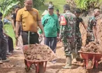 Yusri Latif Turun Langsung Bersama Warga Sungkai Buka Akses Jalan Tertimbun Longsor