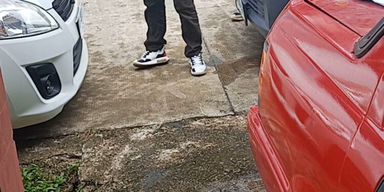 Terlihat petugas yang melakukan pemutisan sambungan air dan aliran air di lantai. Kamis, (15/1) [sci/yrp]