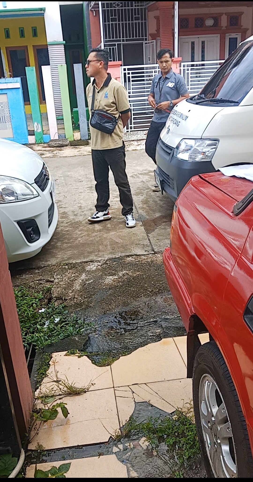 Terlihat petugas yang melakukan pemutisan sambungan air dan aliran air di lantai. Kamis, (15/1) [sci/yrp]