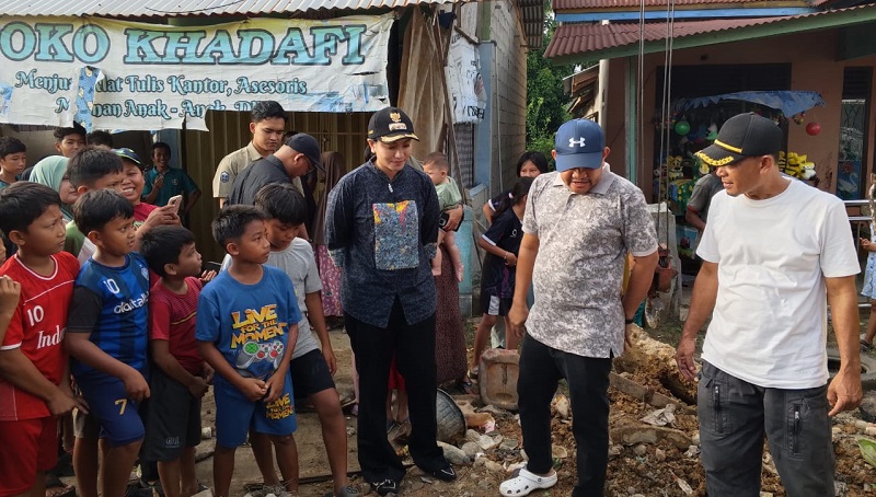 Bupati Dharmasraya tinjau jalan berlubang di depan SDN 06 Koto Baru (Foto: Ist)