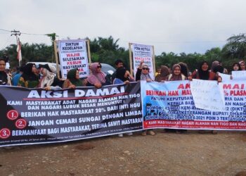 Aksi unjuk rasa ribuan warga dari Nagari Lubuk Besar dan Nagari Alahan Nan Tigo, Kecamatan Asam Jujuhan, Kabupaten Dharmasraya di PT Tidar Kerinci Agung (TKA), Senin (12/1/2026). (Foto: Ist)