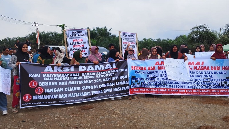 Aksi unjuk rasa ribuan warga dari Nagari Lubuk Besar dan Nagari Alahan Nan Tigo, Kecamatan Asam Jujuhan, Kabupaten Dharmasraya di PT Tidar Kerinci Agung (TKA), Senin (12/1/2026). (Foto: Ist)