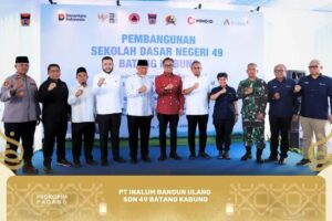 Wali Kota Padang, Fadly Amran, menghadiri kegiatan pencanangan pembangunan kembali gedung SD Negeri 49 Batang Kabung di Kelurahan Batang Kabung, Kecamatan Koto Tangah, Jumat (20/2/2026)