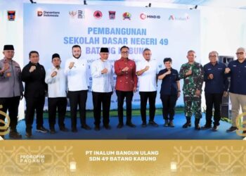 Wali Kota Padang, Fadly Amran, menghadiri kegiatan pencanangan pembangunan kembali gedung SD Negeri 49 Batang Kabung di Kelurahan Batang Kabung, Kecamatan Koto Tangah, Jumat (20/2/2026)