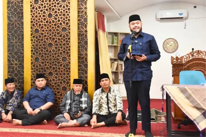 Wali Kota Padang Fadly Amran menghadiri zikir dan doa bersama yang digelar Persatuan Pemuda Gaung (PPG) dalam rangka menyambut bulan suci Ramadan 1447 H, di Masjid Nurul Jannah Gaung, Kelurahan Gates Nan XX, Senin (16/2/2026).