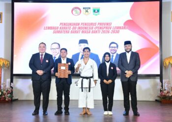 Wali Kota Padang Fadly Amran, hadiri, pengukuhan Pengurus Provinsi (Pengprov) Lembaga Karate-Do Indonesia (Lemkari) Sumatera Barat (Sumbar) masa bakti 2026-2030 yang berlangsung di Gedung Bagindo Aziz Chan Youth Center, Minggu (1/2/2026).(Foto:Ist)
