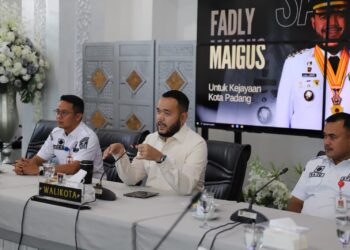 Wali Kota Padang Fadly Amran, menjadi narasumber dalam Rapat Koordinasi Nasional (Rakornas) Forum Kerukunan Umat Beragama (FKUB) dengan tema “Sinergi Pemerintah dan FKUB Guna Memperkuat Persatuan Bangsa dan Harmoni Sosial” yang dilaksanakan secara virtual melalui Zoom Meeting dari Gedung Putih Rumah Dinas Wali Kota Padang, Rabu (4/2/2026).(Foto:Ist)