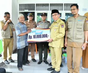 Mewakili Wali Kota Padang Fadly Amran, Wawako Maigus Nasir  menyalurkan Bantuan Sosial Tidak Terencana (BSTT) kepada korban kebakaran di Jalan Jati Adabiah No. 42 RT 01 RW 07, Kelurahan Jati, Kecamatan Padang Timur, Senin (9/2/2026).(Foto:Ist)