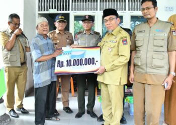 Mewakili Wali Kota Padang Fadly Amran, Wawako Maigus Nasir menyalurkan Bantuan Sosial Tidak Terencana (BSTT) kepada korban kebakaran di Jalan Jati Adabiah No. 42 RT 01 RW 07, Kelurahan Jati, Kecamatan Padang Timur, Senin (9/2/2026).(Foto:Ist)