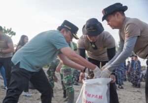 Wakil Wali Kota Padang Maigus Nasir  hadiri, kegiatan aksi bersih pantai yang digelar Kepolisian Daerah Sumatera Barat (Polda Sumbar) di kawasan Pantai Padang, dengan titik pusat kegiatan di sekitar Masjid Mujahidin, Selasa (10/2/2026).(Foto:Ist)