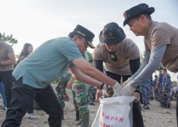 Wakil Wali Kota Padang Maigus Nasir hadiri, kegiatan aksi bersih pantai yang digelar Kepolisian Daerah Sumatera Barat (Polda Sumbar) di kawasan Pantai Padang, dengan titik pusat kegiatan di sekitar Masjid Mujahidin, Selasa (10/2/2026).(Foto:Ist)