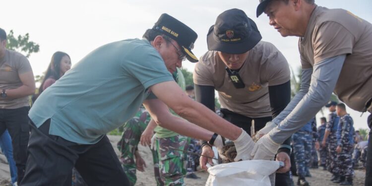 Wakil Wali Kota Padang Maigus Nasir hadiri, kegiatan aksi bersih pantai yang digelar Kepolisian Daerah Sumatera Barat (Polda Sumbar) di kawasan Pantai Padang, dengan titik pusat kegiatan di sekitar Masjid Mujahidin, Selasa (10/2/2026).(Foto:Ist)