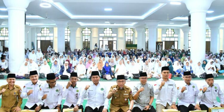 Wakil Wali Kota Padang, Maigus Nasir, menghadiri sekaligus membuka kegiatan Tabligh Akbar Tarhib Ramadan 1447 Hijriah yang digelar Kantor Kementerian Agama (Kemenag) Kota Padang di Masjid Agung Nurul Iman, Selasa (10/2/2026).(Foto:Ist)