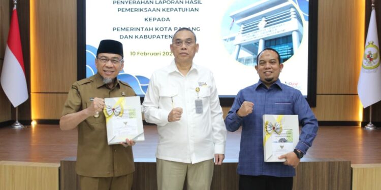 Wakil Wali Kota Padang Maigus Nasir menerima, Laporan Hasil Pemeriksaan (LHP) atas Pemeriksaan Kepatuhan terhadap Belanja Barang dan Jasa, Belanja Subsidi, serta Belanja Modal Tahun Anggaran 2025 dari Badan Pemeriksa Keuangan (BPK) RI Perwakilan Provinsi Sumatera Barat.