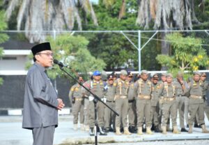 Wakil Wali Kota Padang Maigus Nasir, memimpin Apel Gelar Pasukan dalam rangka persiapan menyambut Ramadan 1447 Hijriah di Lapangan Mako Satpol PP Kota Padang, Jumat (13/2/2026) pagi.(Foto:Ist)