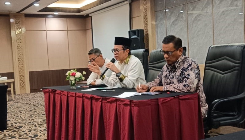 Rektor Unand menggelar pertemuan dengan para alumni yang berkiprah sebagai pemimpin redaksi dan pemilik media di Sumbar. (Foto: Ist)
