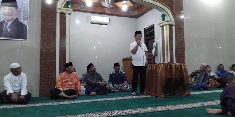 Wakil Ketua DPRD Kota Padang Oesman Ayub saat menyampaikan sambutannya pada safari Ramadhan 